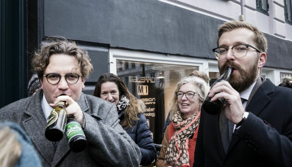 Da Den Korte Radioavis sendte for sidste gang mødte en masse af programmets faste lyttere op for at hylde programmet. Værterne Rasmus Bruun og Frederik Cilius inviterede efterfølgende alle de fremmødte på øl på bodegaen Cafe Stjernen, hvor de selv fik en lille øl. Eller to.