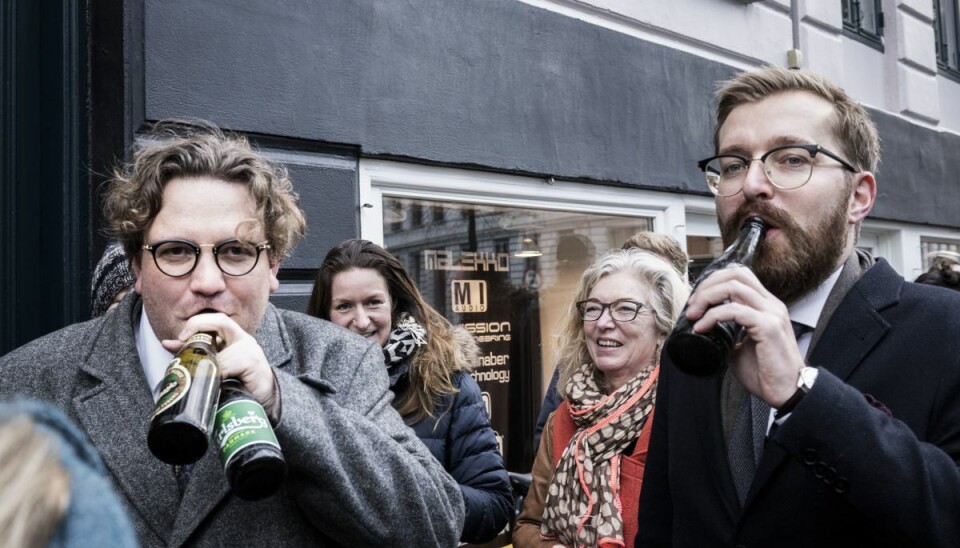 Da Den Korte Radioavis sendte for sidste gang mødte en masse af programmets faste lyttere op for at hylde programmet. Værterne Rasmus Bruun og Frederik Cilius inviterede efterfølgende alle de fremmødte på øl på bodegaen Cafe Stjernen, hvor de selv fik en lille øl. Eller to. Da Den Korte Radioavis sendte for sidste gang mødte en masse af programmets faste lyttere op for at hylde programmet. Værterne Rasmus Bruun og Frederik Cilius inviterede efterfølgende alle de fremmødte på øl på bodegaen Cafe Stjernen, hvor de selv fik en lille øl. Eller to.