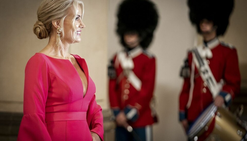 Helle Thorning-Schmidt (S) vakte opsigt, da hun søndag var til taffel på Christiansborg for at fejre dronning Margrethes 50-års regeringsjubilæum. Nu kan man se kjolen helt tæt på, på en museumsudstilling. Helle Thorning-Schmidt (S) vakte opsigt, da hun søndag var til taffel på Christiansborg for at fejre dronning Margrethes 50-års regeringsjubilæum. Nu kan man se kjolen helt tæt på, på en museumsudstilling.