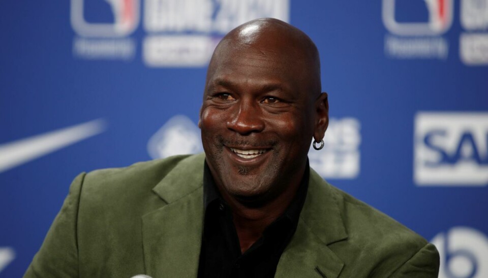 Michael Jordan bar den solgte trøje i sin første kamp i NBA-finaleserien i 1998. Michael Jordan bar den solgte trøje i sin første kamp i NBA-finaleserien i 1998.