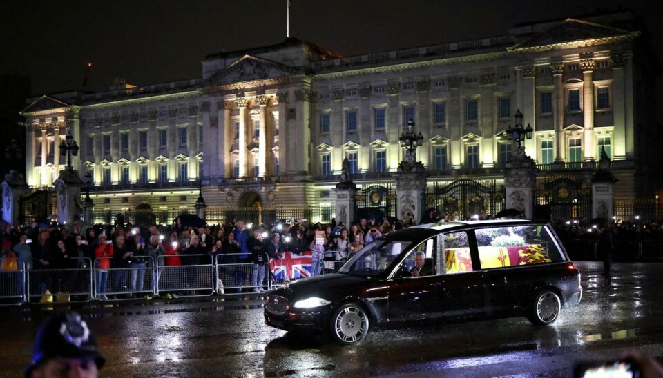 Ligvognen med kisten med dronning Elizabeth ses her tirsdag aften ankomme til Buckingham Palace i London.