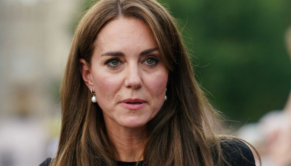 Hertuginde Kate ses her i forbindelse med, at hun og prins William sammen med Harry og Meghan overraskende dukkede op ved Windsor Castle lørdag for at beundre de mange blomster, briterne har har lagt der efter dronningens død. Hertuginde Kate ses her i forbindelse med, at hun og prins William sammen med Harry og Meghan overraskende dukkede op ved Windsor Castle lørdag for at beundre de mange blomster, briterne har har lagt der efter dronningens død.