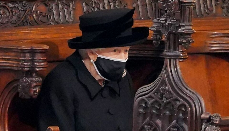 Dronning Elizabeth bar slev perler, da hendes mand, prins Philip, blev stedt til hvile i 2021. Dronning Elizabeth bar slev perler, da hendes mand, prins Philip, blev stedt til hvile i 2021.