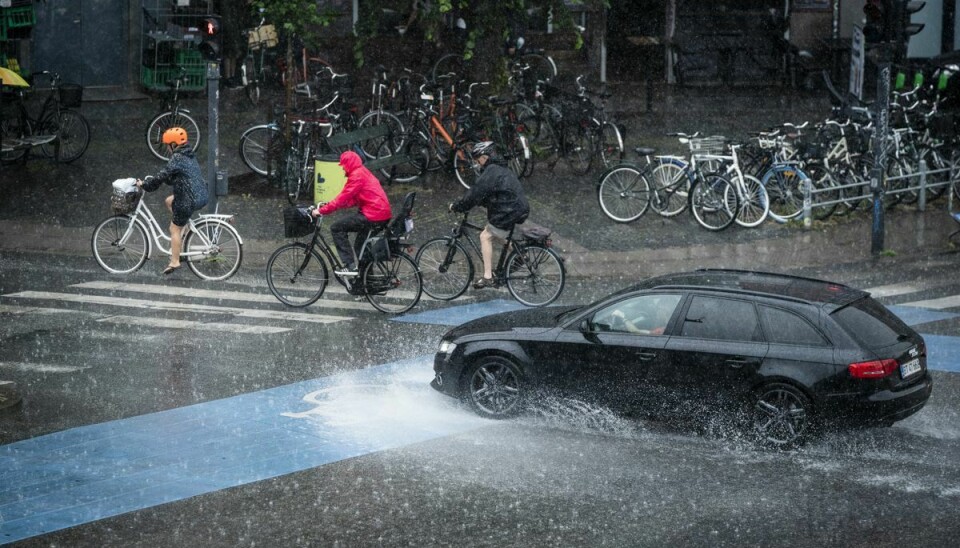 Der er risiko for kraftig regn og lokale skybrud i flere dele af Danmark søndag morgen og formiddag.