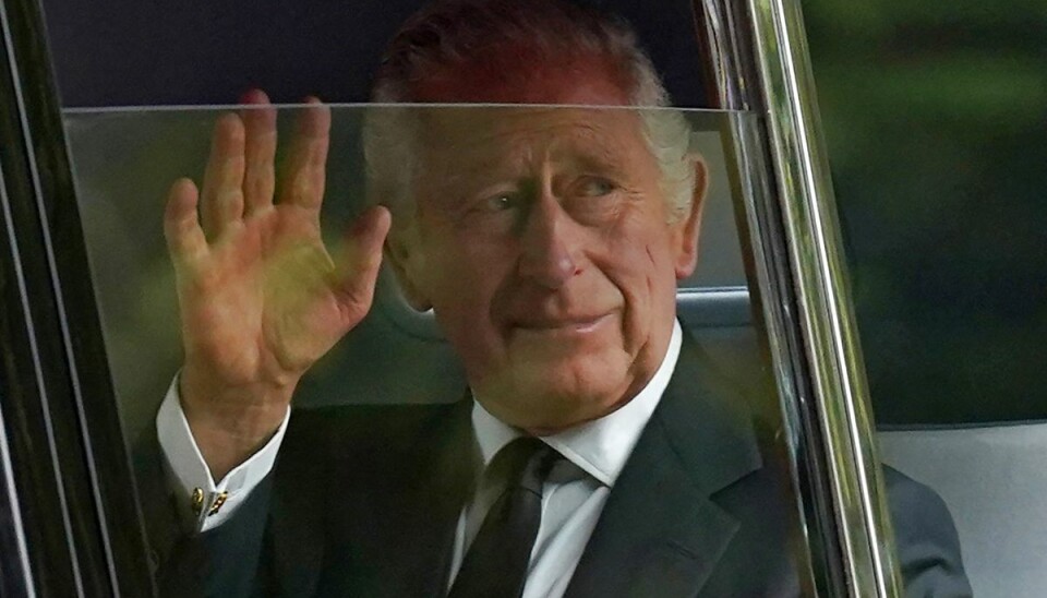 Kong Charles III vinker koldt og brutalt farvel til op mod 100 ansatte, hvoraf nogen har arbejdet for ham i årtier. Kong Charles III vinker koldt og brutalt farvel til op mod 100 ansatte, hvoraf nogen har arbejdet for ham i årtier.