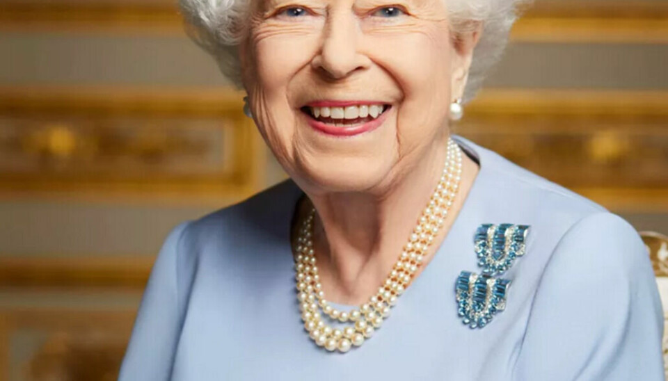 Her ses fotoet af den nu afdøde britiske dronning i fuld størrelse.