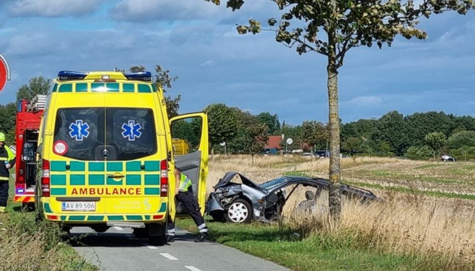 De ældre menneskers bil endte i grøften ved ulykken. De ældre menneskers bil endte i grøften ved ulykken.