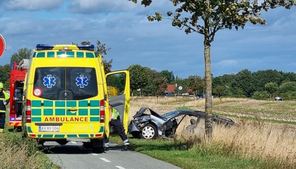 De ældre menneskers bil endte i grøften ved ulykken.