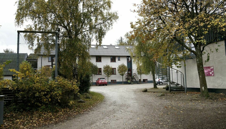 Kostskolen Havregården i Smidstrup ved Gilleleje lukkede efter sager om overgreb og tilsynskritik. Nu er den tidligere forstander tiltalt for vold og ulovlig tvang. Han nægter sig skyldig. (Arkivfoto).