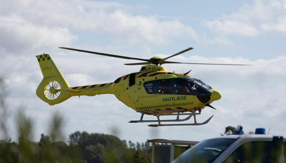 Den 88-årige mand blev fløjet med akuthelikopteren til Rigshospitalet.