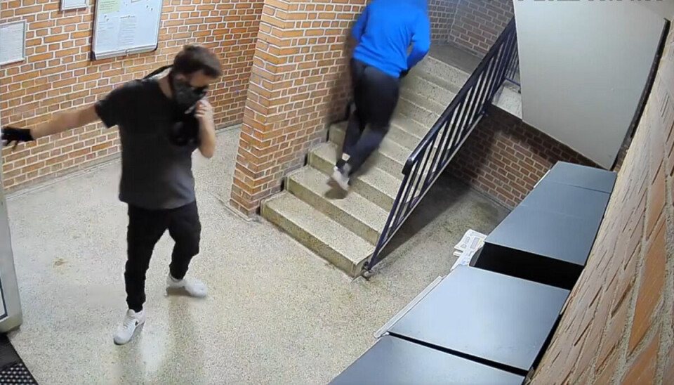 Politiet leder efter disse to mænd. Politiet leder efter disse to mænd.
