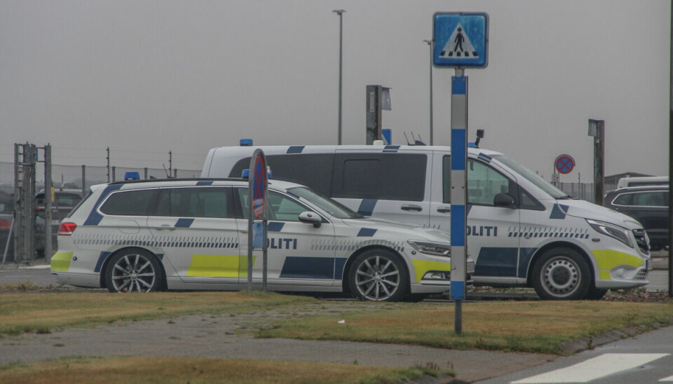 Søfolkene blev fløjet til Esbjerg Lufthavn, hvor politiet ventede.
