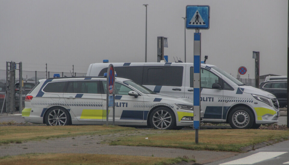 Søfolkene blev fløjet til Esbjerg Lufthavn, hvor politiet ventede.