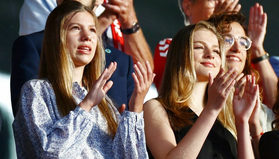Spanske kornprinsesse Leonor (th) og hendes yngre søster prinsesse Sofia.