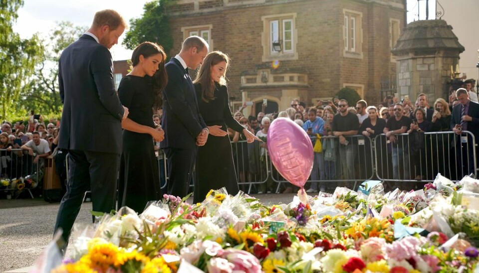 De to royale brødre og deres hustruer ses her under besøget ved Windsor Castle lørdag eftermiddag. De to royale brødre og deres hustruer ses her under besøget ved Windsor Castle lørdag eftermiddag.