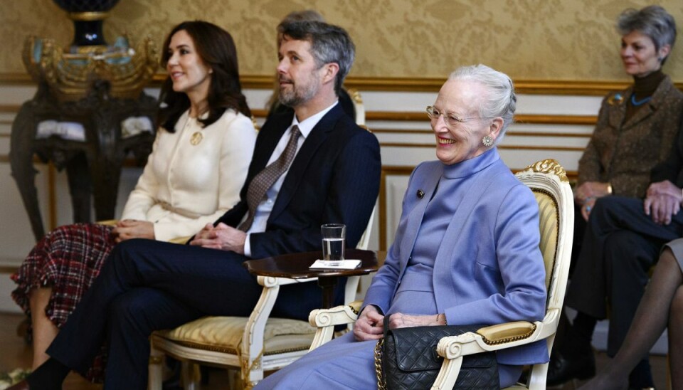 Det bliver uden kronprinsesse Mary, at dronning Margrethe og kronprins Frederik rejser til London for at deltage i begravelsen af britiske dronning Elizabeth mandag. Det britiske udenrigsministerium har undskyldt over for kongehuset, at kronprinsessen ved en fejl blev inviteret med. (Arkivfoto). Det bliver uden kronprinsesse Mary, at dronning Margrethe og kronprins Frederik rejser til London for at deltage i begravelsen af britiske dronning Elizabeth mandag. Det britiske udenrigsministerium har undskyldt over for kongehuset, at kronprinsessen ved en fejl blev inviteret med. (Arkivfoto).