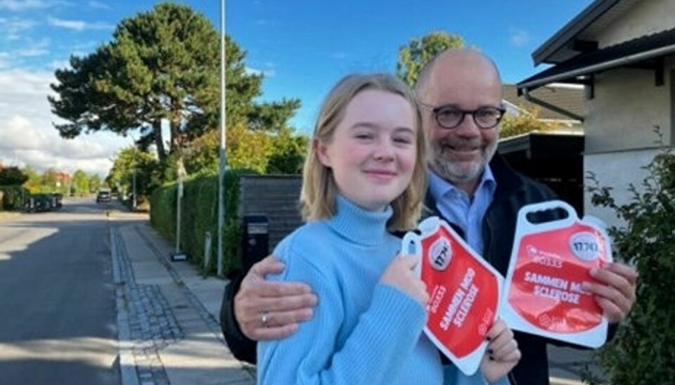 Scleroseforeningens direktør, Klaus Høm, samlede ind i Valby sammen med sin datter Malin. (Pressefoto).