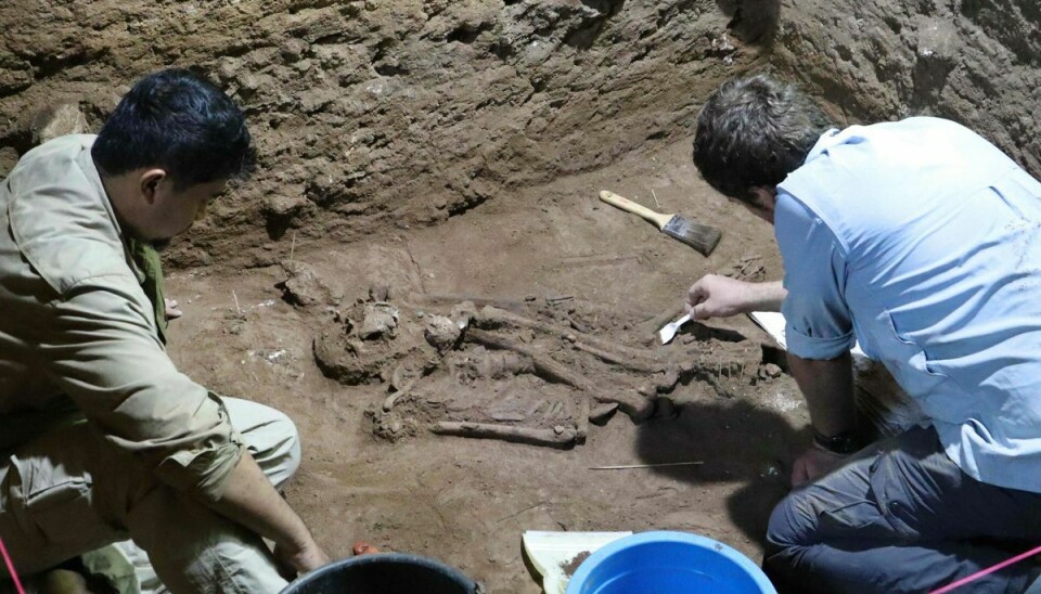 Arkæologer har fundet skelettet af en ung voksen fra Borneo, hvis nederste del af venstre ben blev amputeret for 31.000 år siden, da vedkommende var barn. Skelettet er fundet i en hule ved navn Liang Tebo på den østlige del af Borneo.