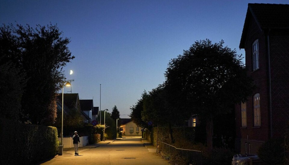 En række kommuner ved hovedstaden overvejer at dæmpe eller helt slukke noget gadebelysning i nattetimerne for at mindske elregningen under energikrisen. (Arkivfoto).
