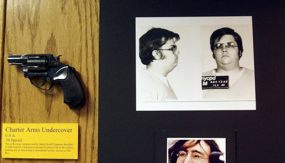 På billedet her ses Mark David Chapman (øverst) som han så ud i 1980, John Lennon samt den pistol, derblev benyttet ved mordet. På billedet her ses Mark David Chapman (øverst) som han så ud i 1980, John Lennon samt den pistol, derblev benyttet ved mordet.