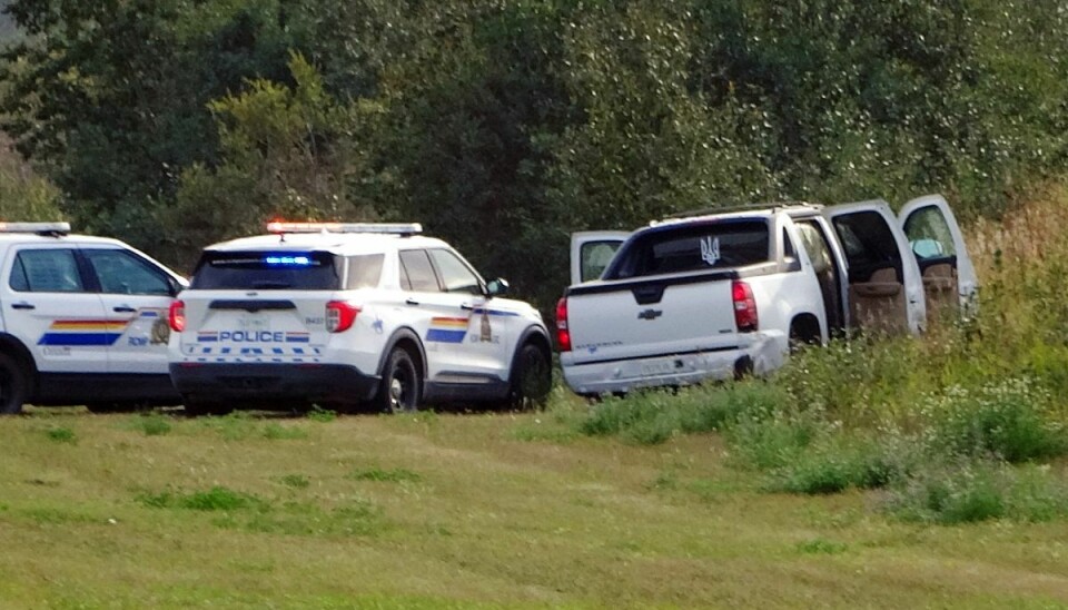 Politiet har efter en intens menneskejagt fundet den anden af i alt to mistænkte bag et dødeligt knivangreb i et reservat i Canada søndag. Her mistede i alt ti personer livet.