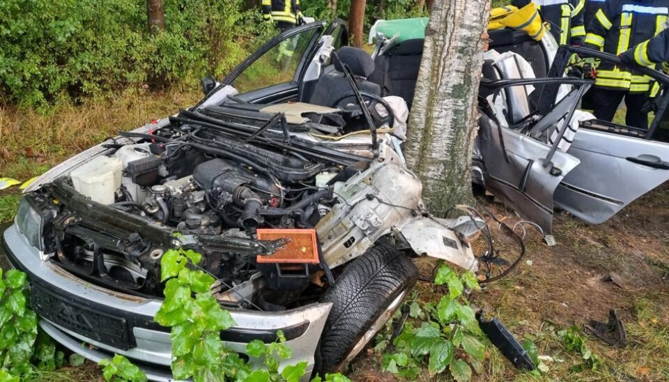 Ifølge politiet mistede hun herredømmet over sin BMW i et langt højresving. Ifølge politiet mistede hun herredømmet over sin BMW i et langt højresving.