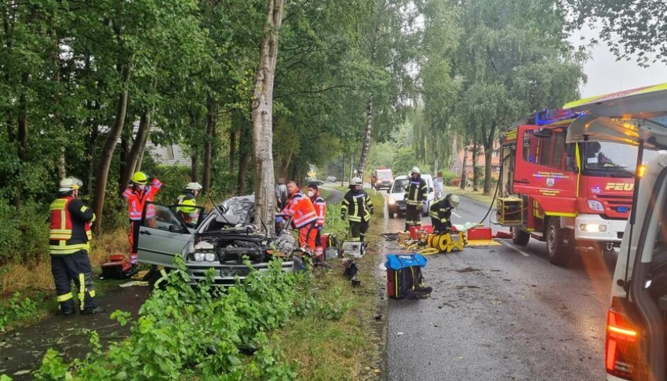 Kvinden sad efter ulykken fast i bilen. Da hun var blevet befriet stod det klart, at hendes liv ikke kunne reddes. Kvinden sad efter ulykken fast i bilen. Da hun var blevet befriet stod det klart, at hendes liv ikke kunne reddes.