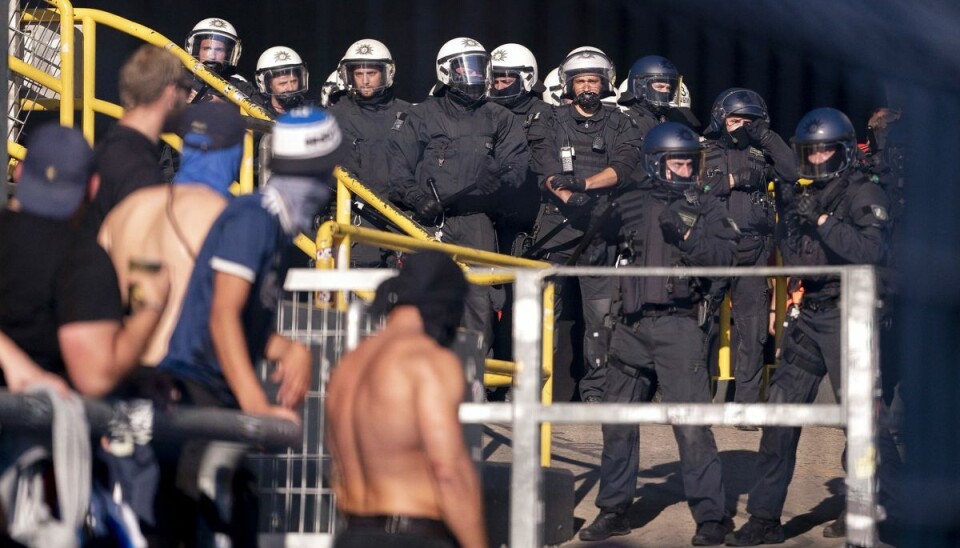 Et stort antal politibetjente måtte lægge sig imellem, da der tirsdag opstod konfrontationer i Dortmund, hvor FC København var på besøg. Et stort antal politibetjente måtte lægge sig imellem, da der tirsdag opstod konfrontationer i Dortmund, hvor FC København var på besøg.