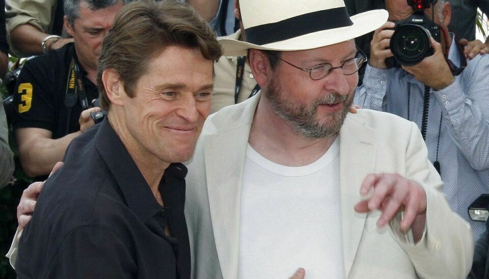 Hollywoodstjernen Willem Dafoe spiller djævelen Lucifer i 'Riget: Exodus'. Her ses han sammen med Lars von Trier.