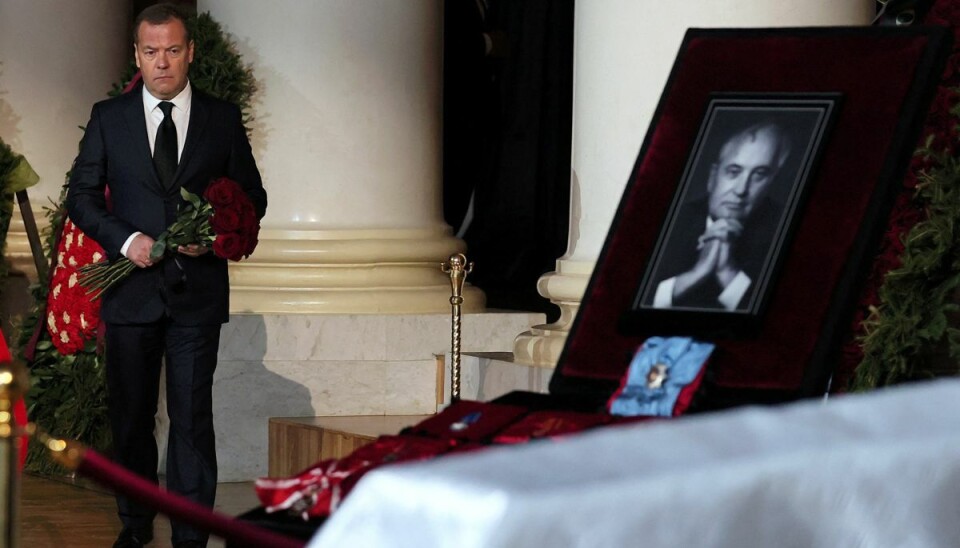 Den tidligere russiske præsident Medvedev ved Mikhail Gorbatjovs kiste. Den tidligere russiske præsident Medvedev ved Mikhail Gorbatjovs kiste.