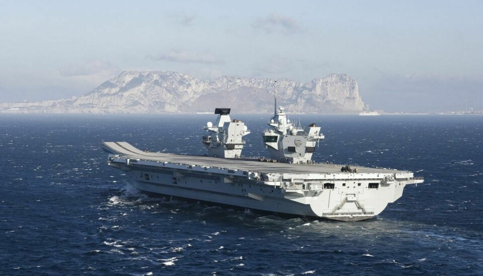 Hangarskibet 'HMS Prince of Wales' skulle efter planen være på vej over Atlanterhavet for at deltage i øvelser med den amerikanske og canadiske flåde, men krigsskibet ligger stille ud for det sydlige England på grund af et mekanisk problem. (Arkivfoto viser hangarskibet ankomme til Gibraltar i 2021).