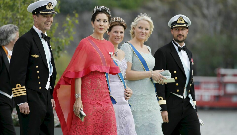 Frederik og Mary ses her sammen med kronprins Haakon og kronprinsesse Mette-Marit af Norge samt norske prinsesse Märtha Louise (i midten) ved prinsesse Madeleines bryllup i juni 2013.