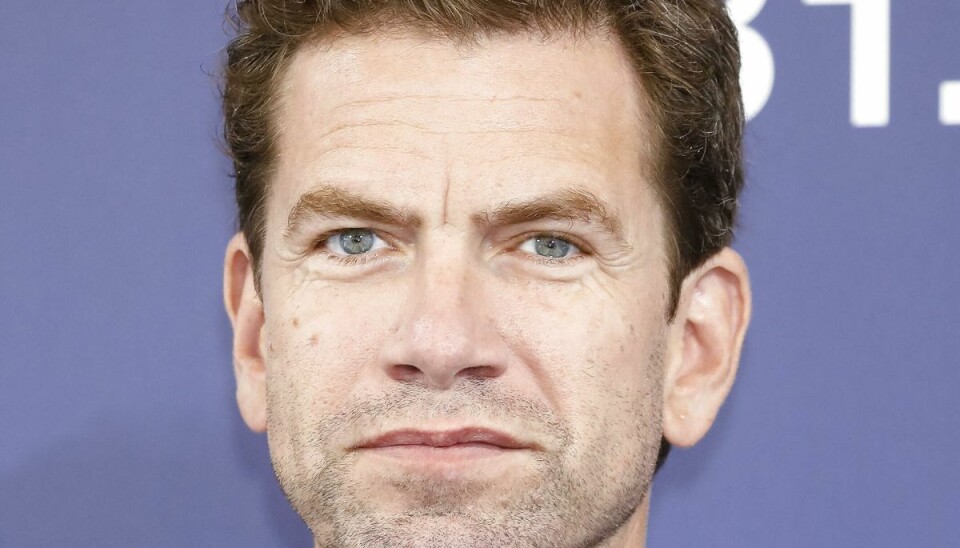 Nikolaj Lie Kaas spiller en af fædrene i den forældregruppe, som forældreparret Piv og Ulrik forsøger at indsmigre sig hos. Nikolaj Lie Kaas spiller en af fædrene i den forældregruppe, som forældreparret Piv og Ulrik forsøger at indsmigre sig hos.