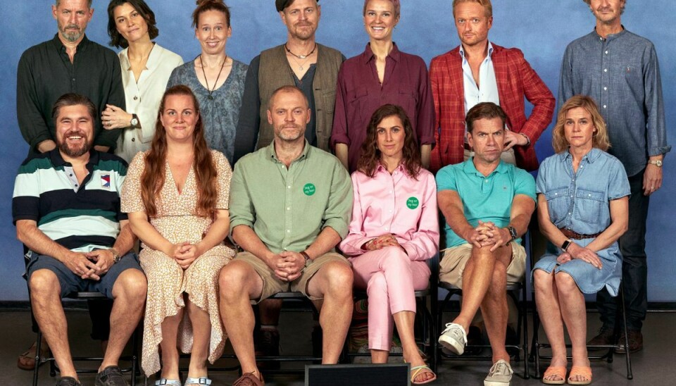 Der er mange stjerner i rollerne som forældre til 6.b i Paprika Steens nye komedie, 'Fædre og mødre'. (PR-foto).