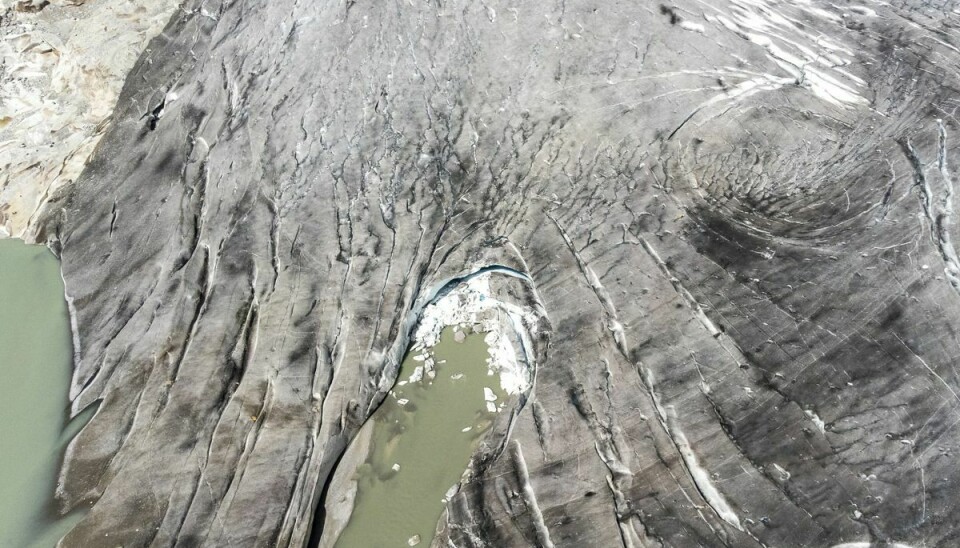 Rhonegletsjeren i Obergoms, Schweiz, hvor isen er smeltet næsten helt væk efter hedebølger.