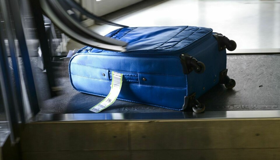 Jermani Thompsons hår kom i klemme på det kuffertbånd, der kører kufferterne fra lufthavnsbygningen og ud til de lettende fly.