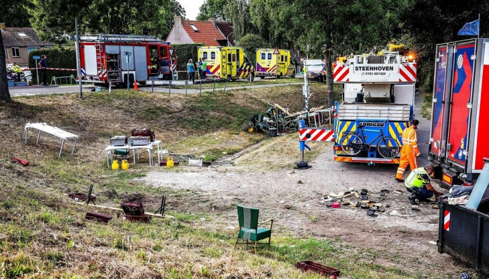 Redningsfolk og politi i byen Nieuw-Beijerland nær Rotterdam lørdag aften for at efterforske, hvorfor en lastbil kørte af vejen og ramte ind i en gadefest. Redningsfolk og politi i byen Nieuw-Beijerland nær Rotterdam lørdag aften for at efterforske, hvorfor en lastbil kørte af vejen og ramte ind i en gadefest.