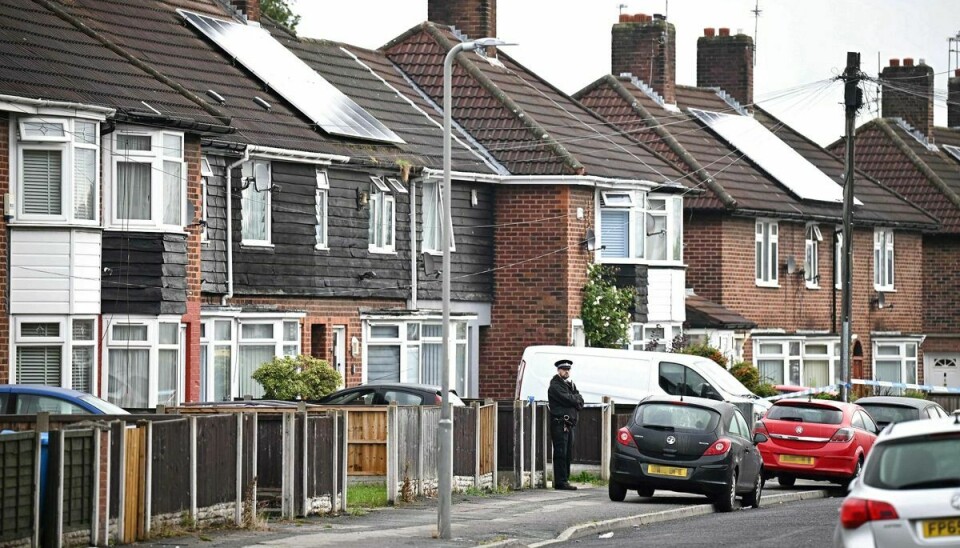 Britisk politi leder efter en mand, som har skudt og dræbt en niårig pige.