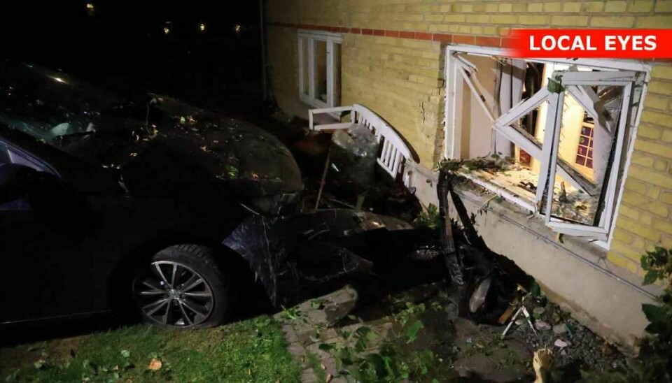 En 30-årig kvinde mistede herredømmet over sin bil og bragede ind i et hus.