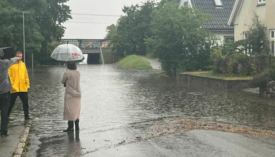 Her er det billeder fra Præstemarksvænge i Roskilde, hvor en vej er fuldstændig oversvømmet lørdag.