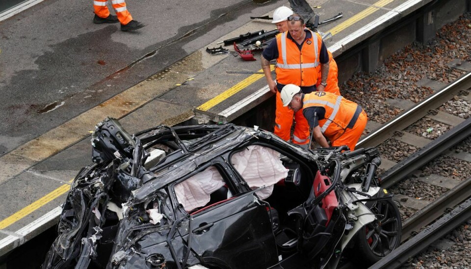 En ung kvinde blev dræbt i en voldsom bilulykke i London. Den unge mand, som førte bilen, er i kritisk tilstand.
