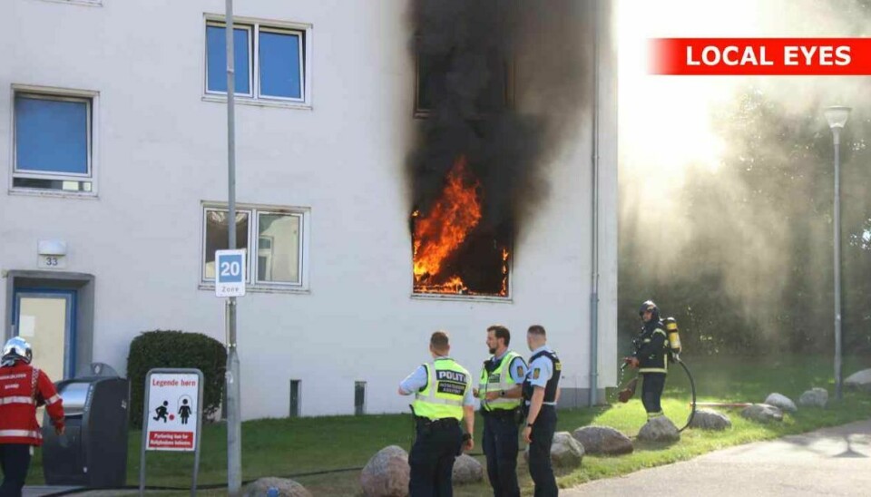 Flammerne væltede ud af vinduet på den brændende lejlighed.