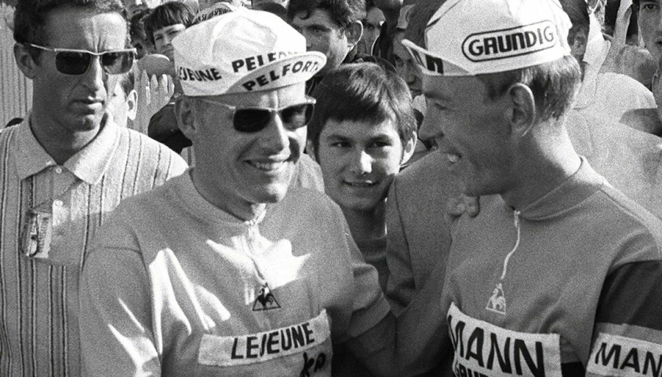 Herman Van Springel, der her ses til højre, lykønsker Tour de France-vinderen i 1968, Jan Janssen. Janssen vandt med 38 sekunder over Herman Van Springel og snuppede førertrøjen på den aller sidste tidskørsel.