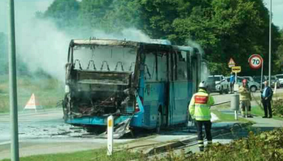 Det lykkedes ikke brandfolkene at redde bussen.