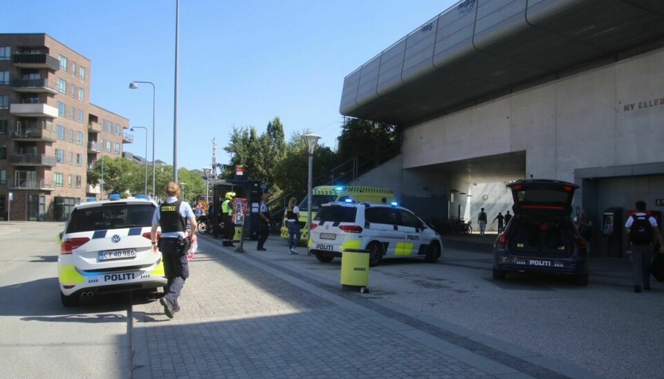 Politiet var talstærkt til stede efter knivstikkeriet på Ny Ellebjerg Station.