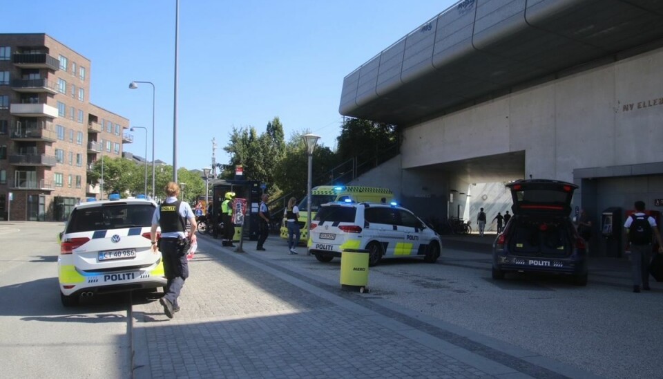 Politiet var talstærkt til stede efter knivstikkeriet på Ny Ellebjerg Station. Politiet var talstærkt til stede efter knivstikkeriet på Ny Ellebjerg Station.