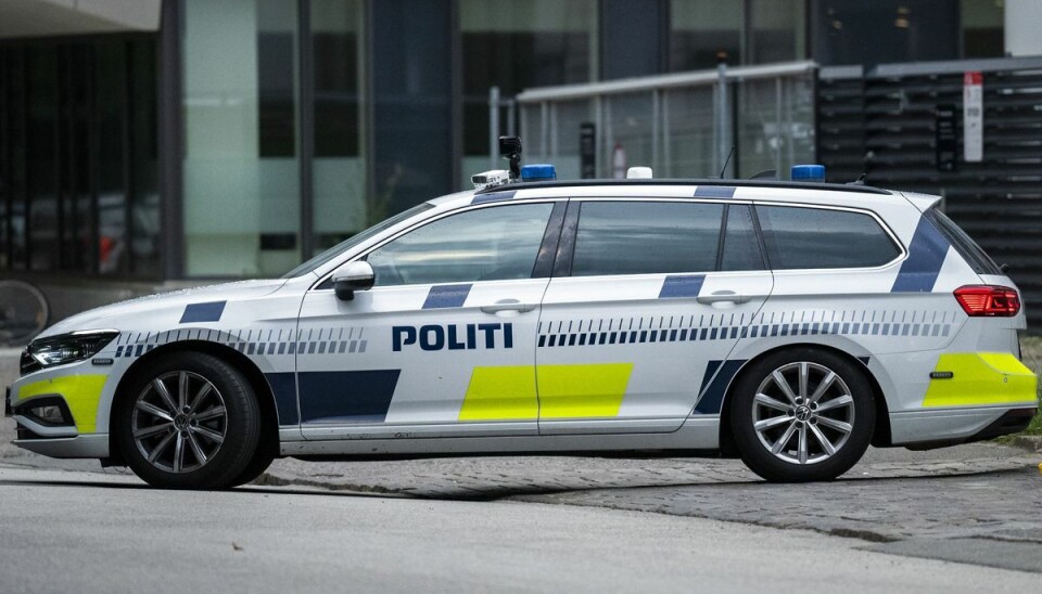 Politiet måtte hjælpe den 60-årige kvinde ud af kølerummet. Politiet måtte hjælpe den 60-årige kvinde ud af kølerummet.