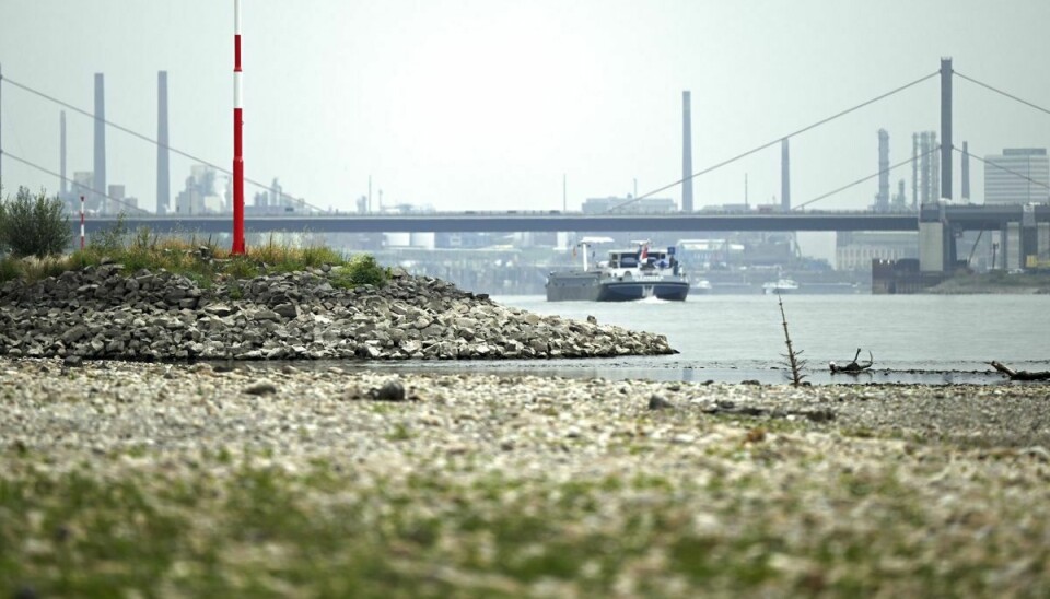 Et fragtskib på Rhinen, hvor vandstanden er permanent lav grundet tørke. Tørken kaldes historisk og går for at være den værste i 500 år