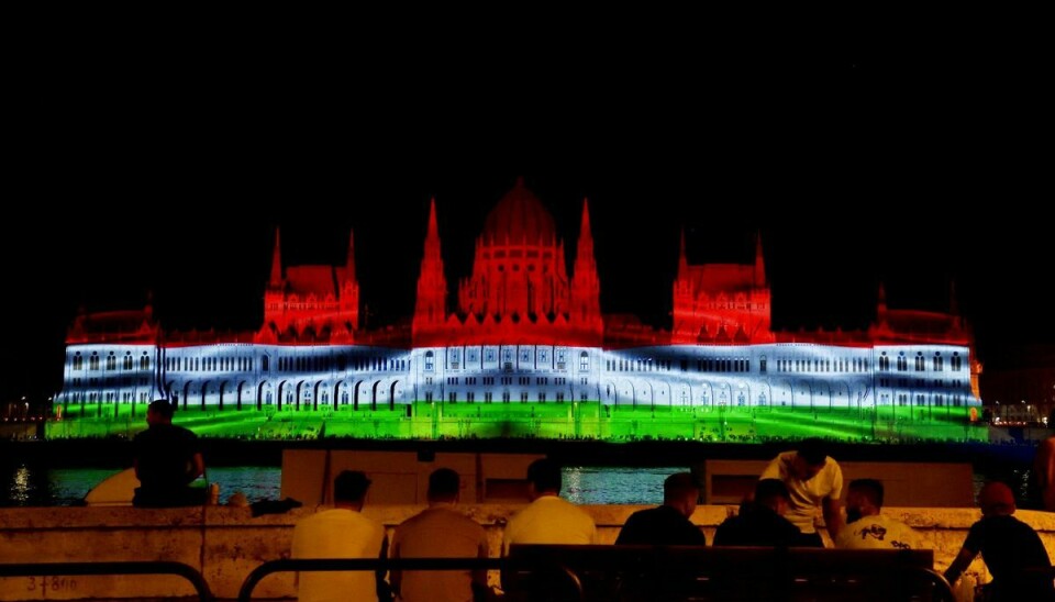 Ungarns parlament lyste op i landets farver lørdag på nationaldagen. Der skulle også have været fyrværkeri, men risiko for dårligt vejr udsatte det.