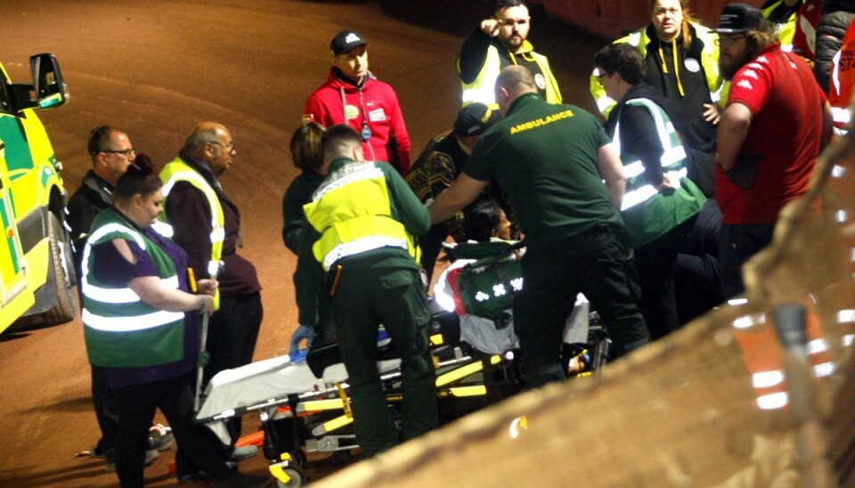 Anders Thomsen brækkede benet og blev kørt væk i ambulance. Anders Thomsen brækkede benet og blev kørt væk i ambulance.